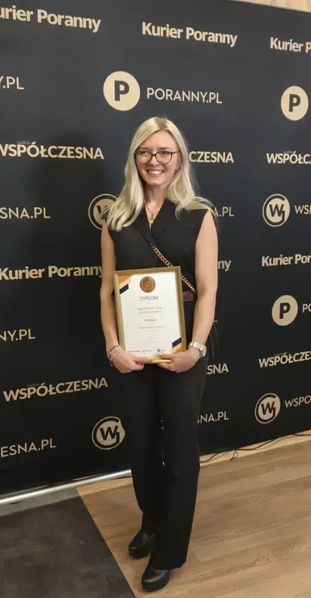 Magda z English Kids Club z dyplomem za II miejsce w województwie