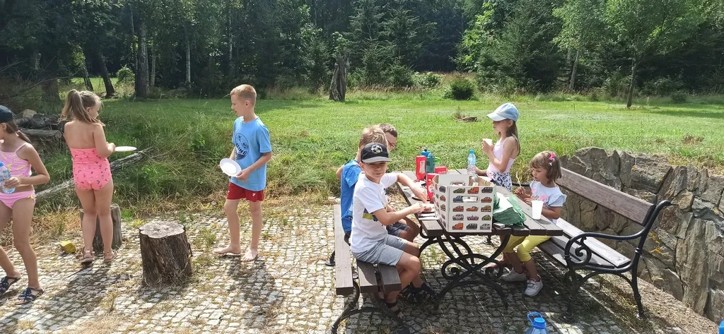 Dzieci podczas zajec English Kids Club